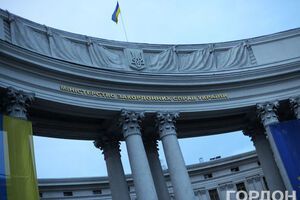 У МЗС України підкреслили, що громадяни, які мають намір в'їхати на територію держави іншої сторони на строк, що перевищує 90 днів, незалежно від мети поїздки, мають отримати візу