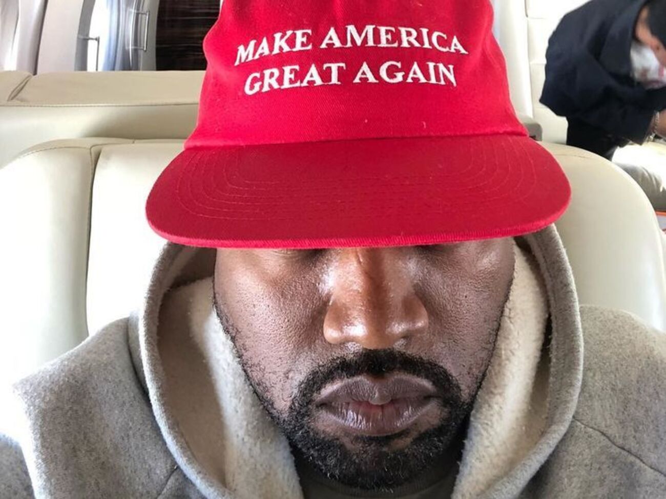 Уэст появился в кепке с&nbsp;надписью "Сделаем Америку великой снова"