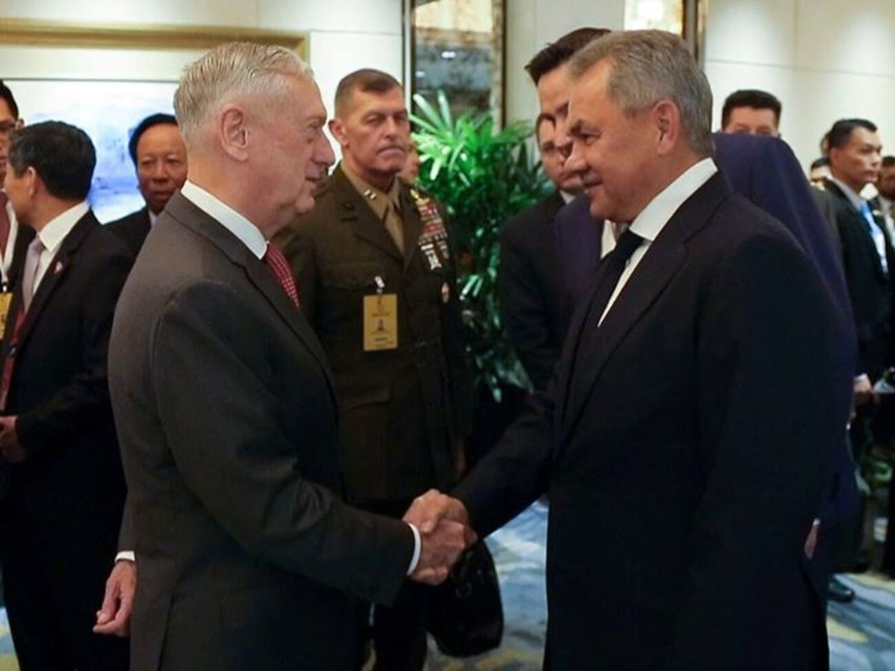 Глави військових відомств двох країн зустрілися перед початком саміту на вході в зал засідань