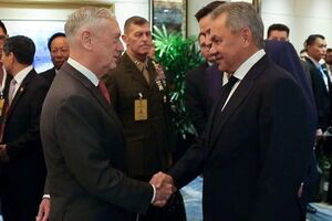 Глави військових відомств двох країн зустрілися перед початком саміту на вході в зал засідань