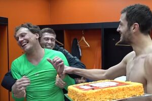 "Шахтар" привітав Пятова з 400-м матчем за клуб тортом в обличчя. Відео