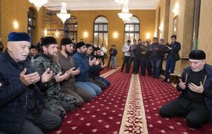 В Сурхахи Кадыров (второй слева) ездил 19 октября