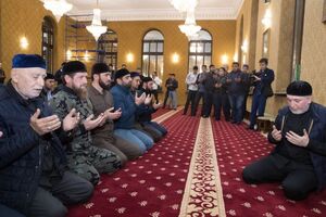 В Сурхахи Кадыров (второй слева) ездил 19 октября