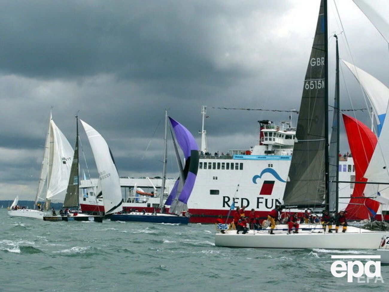 Паром Red Funnel задел несколько яхт