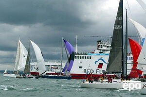 Пором Red Funnel зачепив кілька яхт