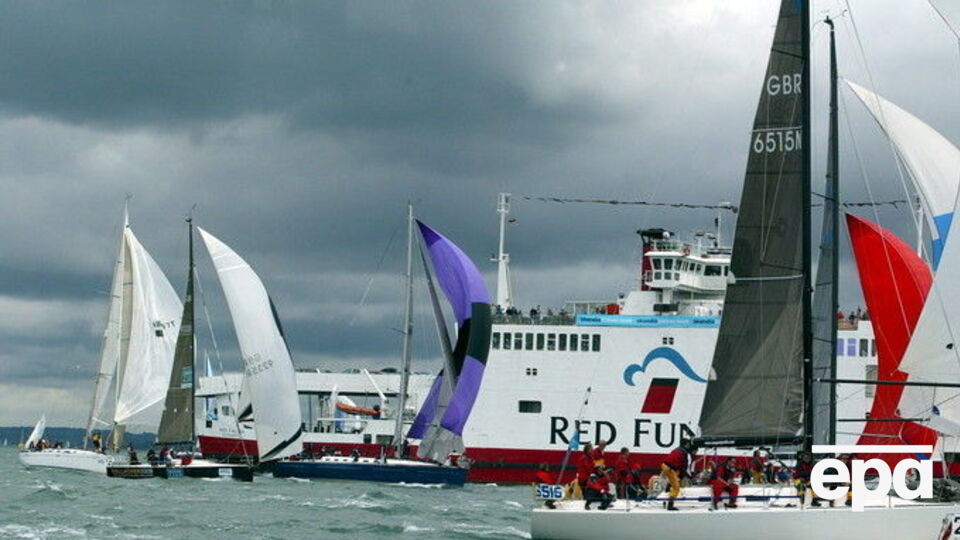 Паром Red Funnel задел несколько яхт