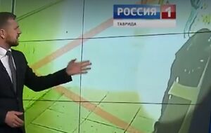 Можливим куратором назвали чоловіка, який стоїть недалеко від Рослякова (виділено світлим), коли той готує вибуховий пакет