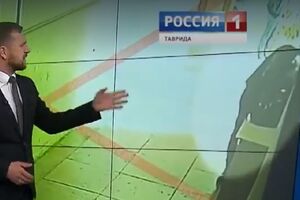 Можливим куратором назвали чоловіка, який стоїть недалеко від Рослякова (виділено світлим), коли той готує вибуховий пакет