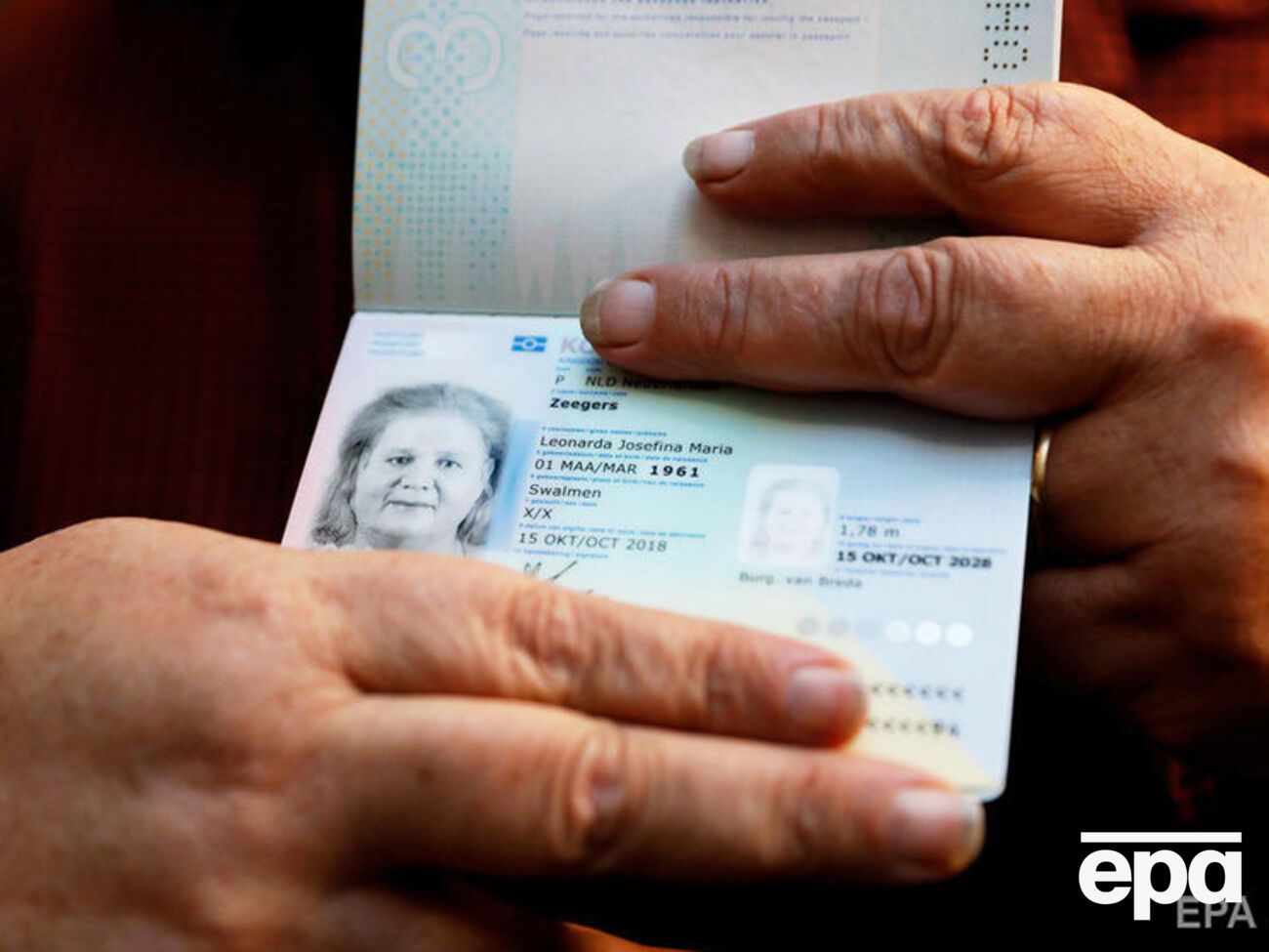 57-річний Леонн Зеєгерс отримав паспорт із позначкою статі X