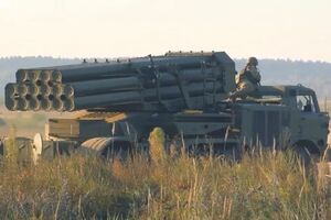 Порошенко: Продовжуємо зміцнювати обороноздатність української армії