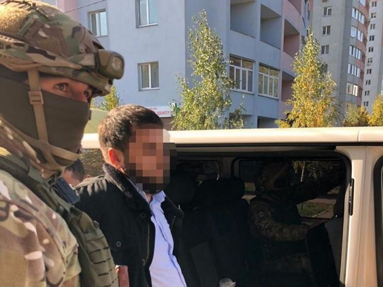 По данным полиции, задержанный мужчина стрелял из автомата во время ограбления ювелирного магазина