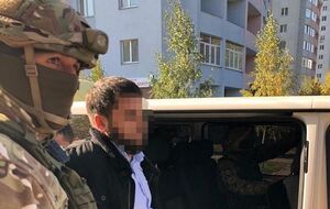 По данным полиции, задержанный мужчина стрелял из автомата во время ограбления ювелирного магазина