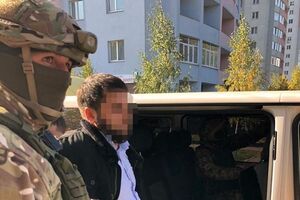 По данным полиции, задержанный мужчина стрелял из автомата во время ограбления ювелирного магазина