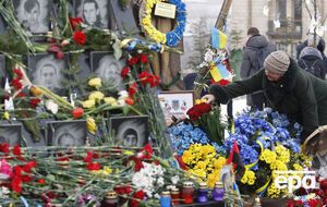 Временный мемориал Героев Небесной сотни появился на месте расстрелов в 2014 году