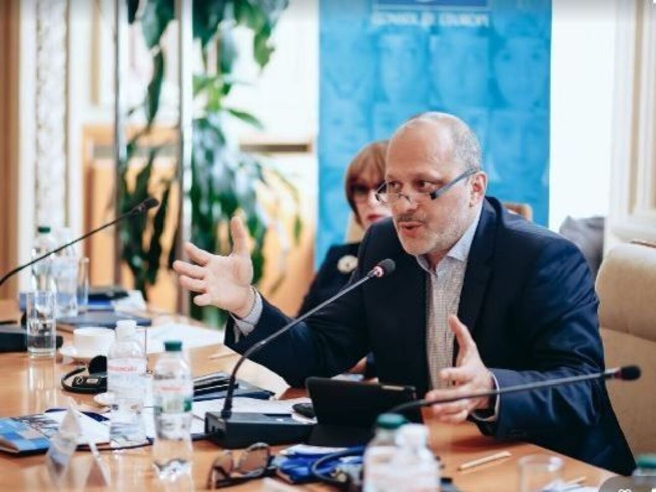 Аласания: Где у нас рейтинги, чтобы рекламу делать?