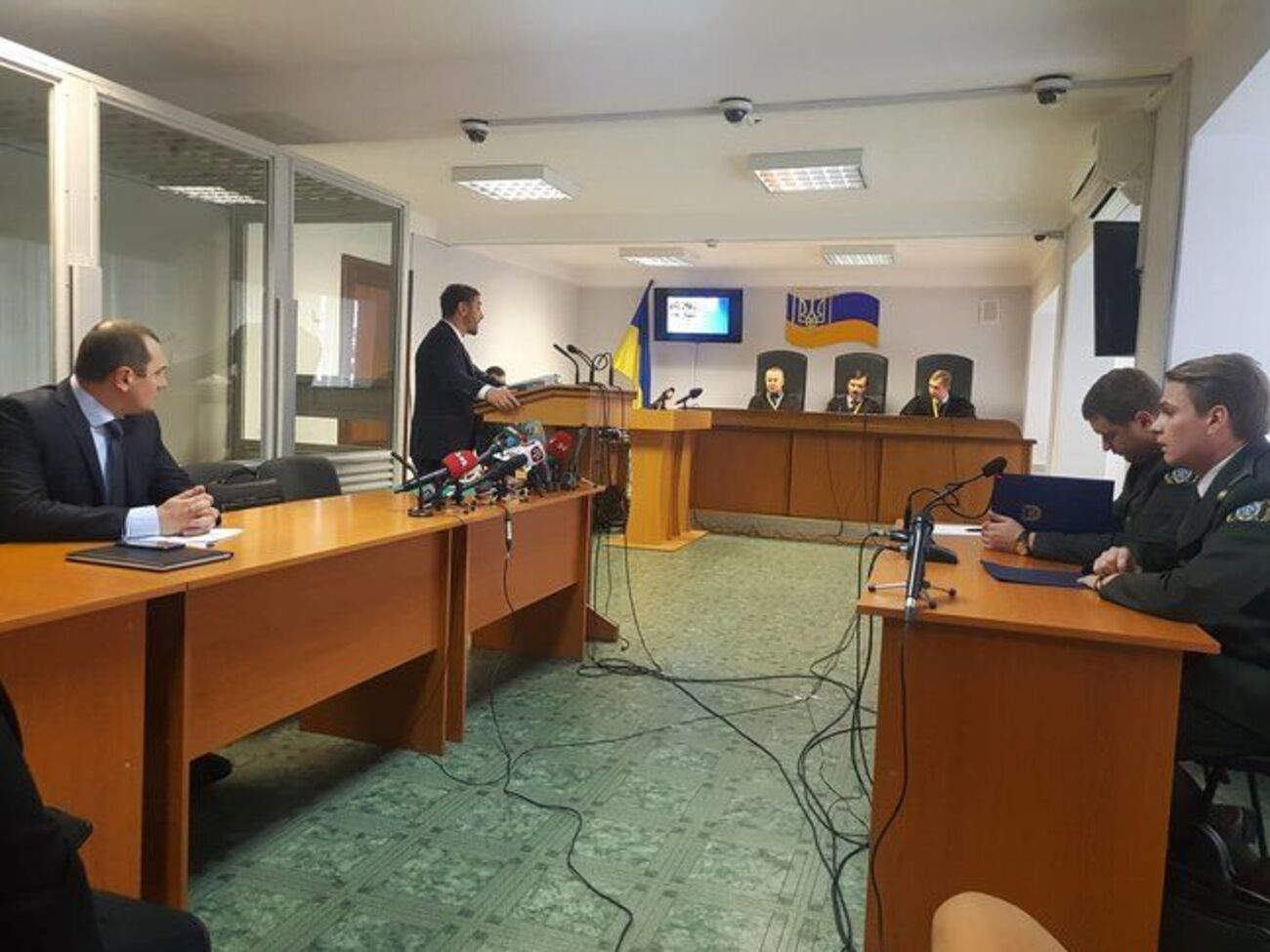 Заседание по делу Януковича длилось час