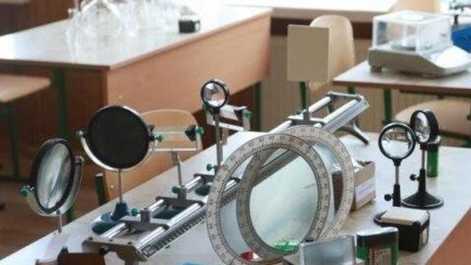 Выделять деньги на оборудование для школьных кабинетов правительство начало с 2016 года, пишет автор статьи