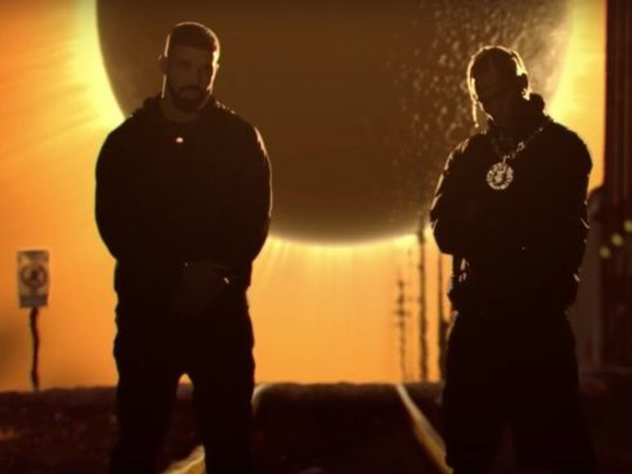 В ролике исполнители прогуливаются по ночному городу