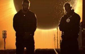 В ролике исполнители прогуливаются по ночному городу