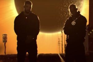 В ролике исполнители прогуливаются по ночному городу