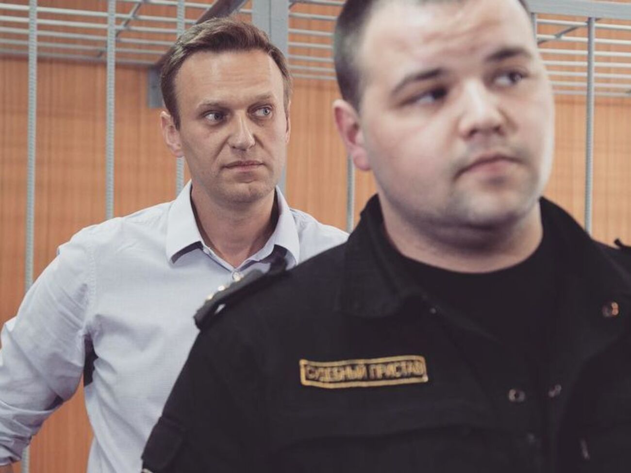 Навальный (слева) считает, что у российских властей нужно требовать ответов