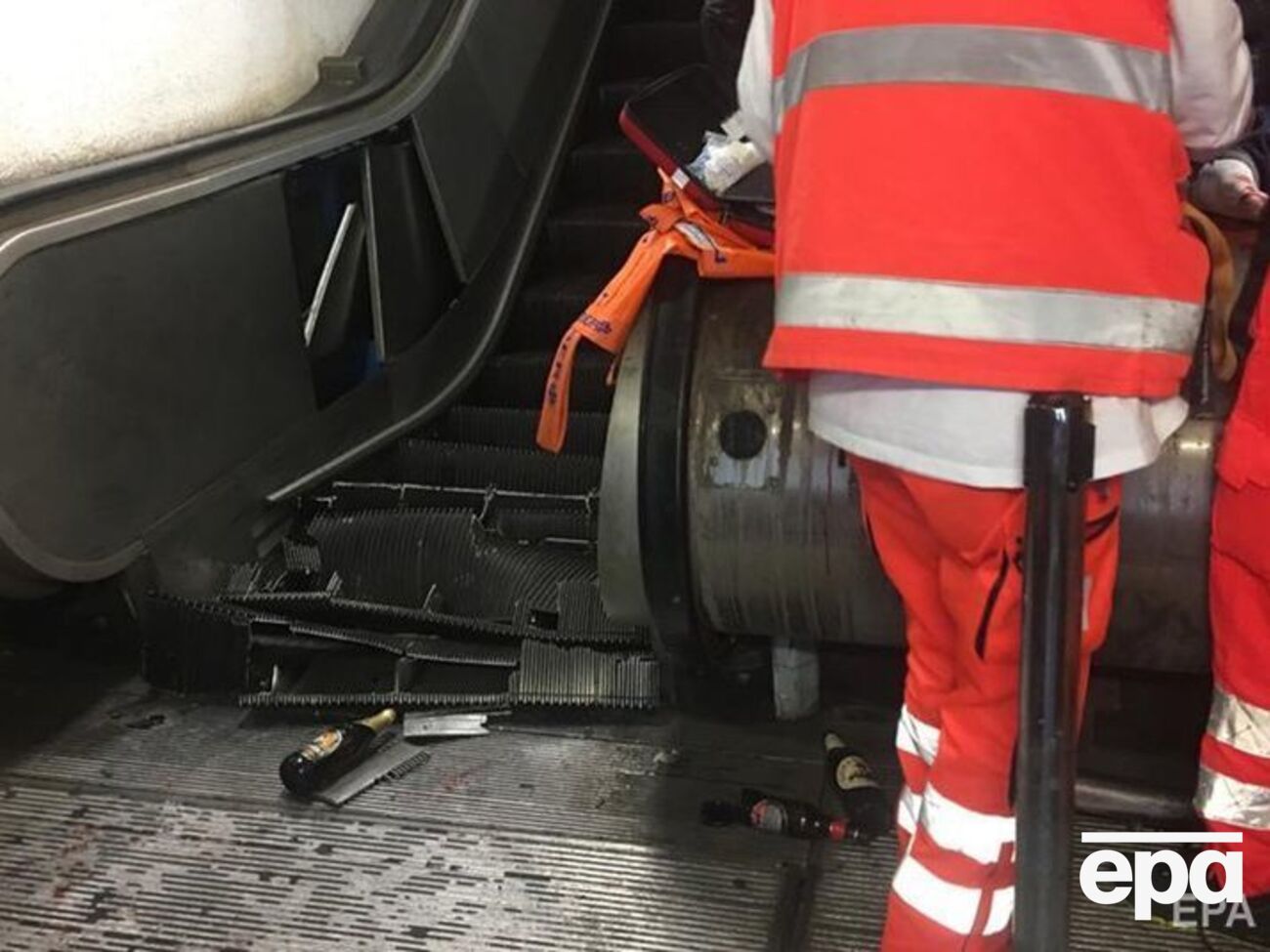 Местное издание сообщает, что виновниками происшествия могли стать сами болельщики