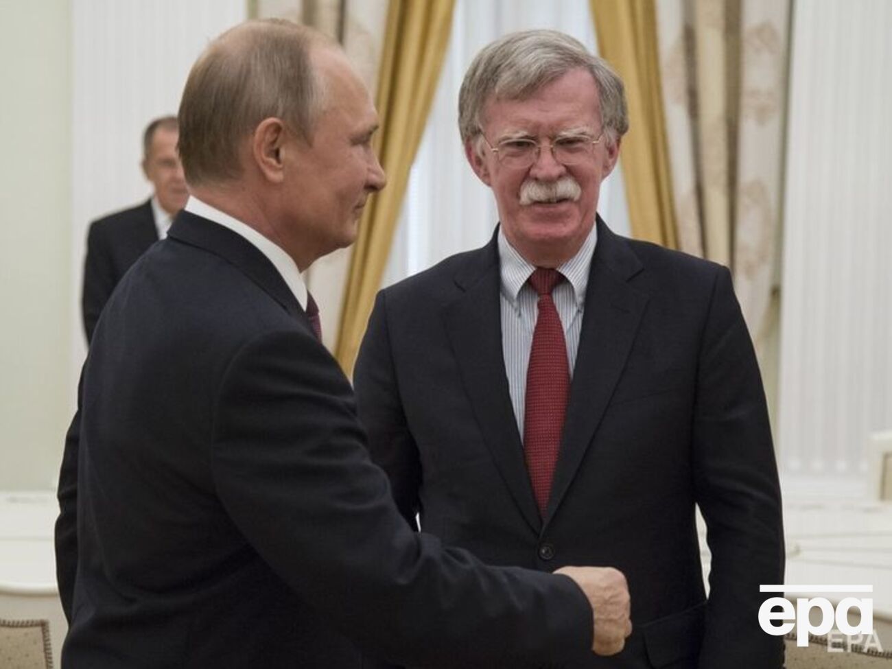 Болтон заявил Путину, что не привез с собой оливок