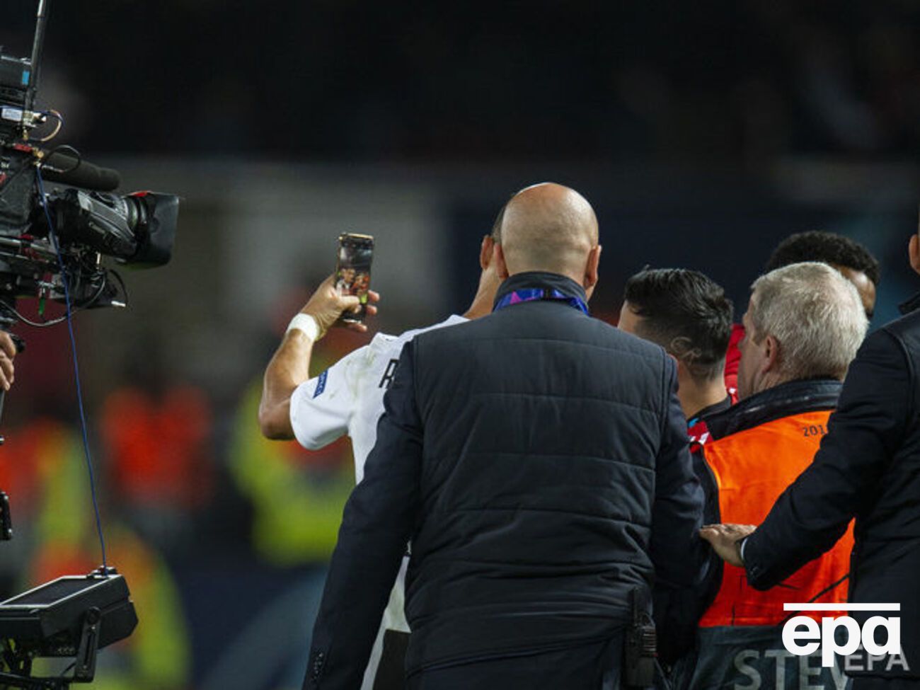 Португалец сделал селфи с поклонником, который выбежал на поле после матча Лиги чемпионов