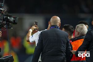 Португалец сделал селфи с поклонником, который выбежал на поле после матча Лиги чемпионов