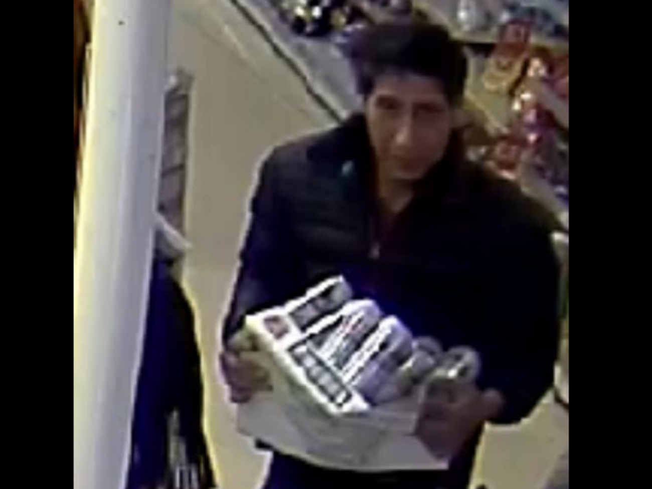 Пользователи интернета шутят, что вор из британского ресторана похож на Росса Геллера