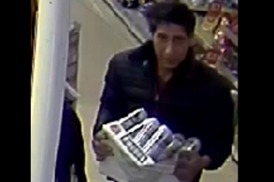 Пользователи интернета шутят, что вор из британского ресторана похож на Росса Геллера