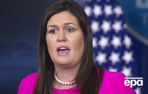 Сандерс осудила попытки атак на Обаму и Клинтонов