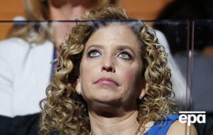 Вассерман-Шульц не было в офисе, когда там обнаружили конверт со взрывчаткой