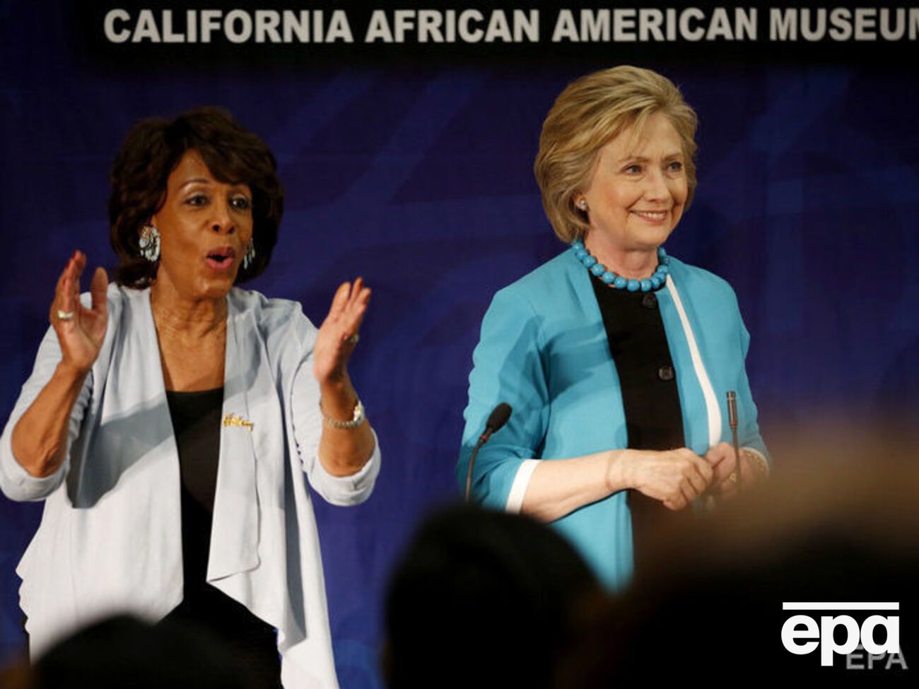 Уотерс (слева) и Клинтон оказались в списке получателей опасных посылок