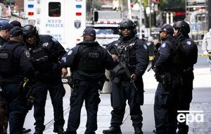 Полиция и взрывотехники возле офиса CNN в Нью-Йорке, где была обнаружена бомба