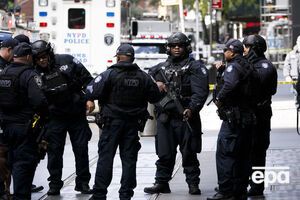 Полиция и взрывотехники возле офиса CNN в Нью-Йорке, где была обнаружена бомба