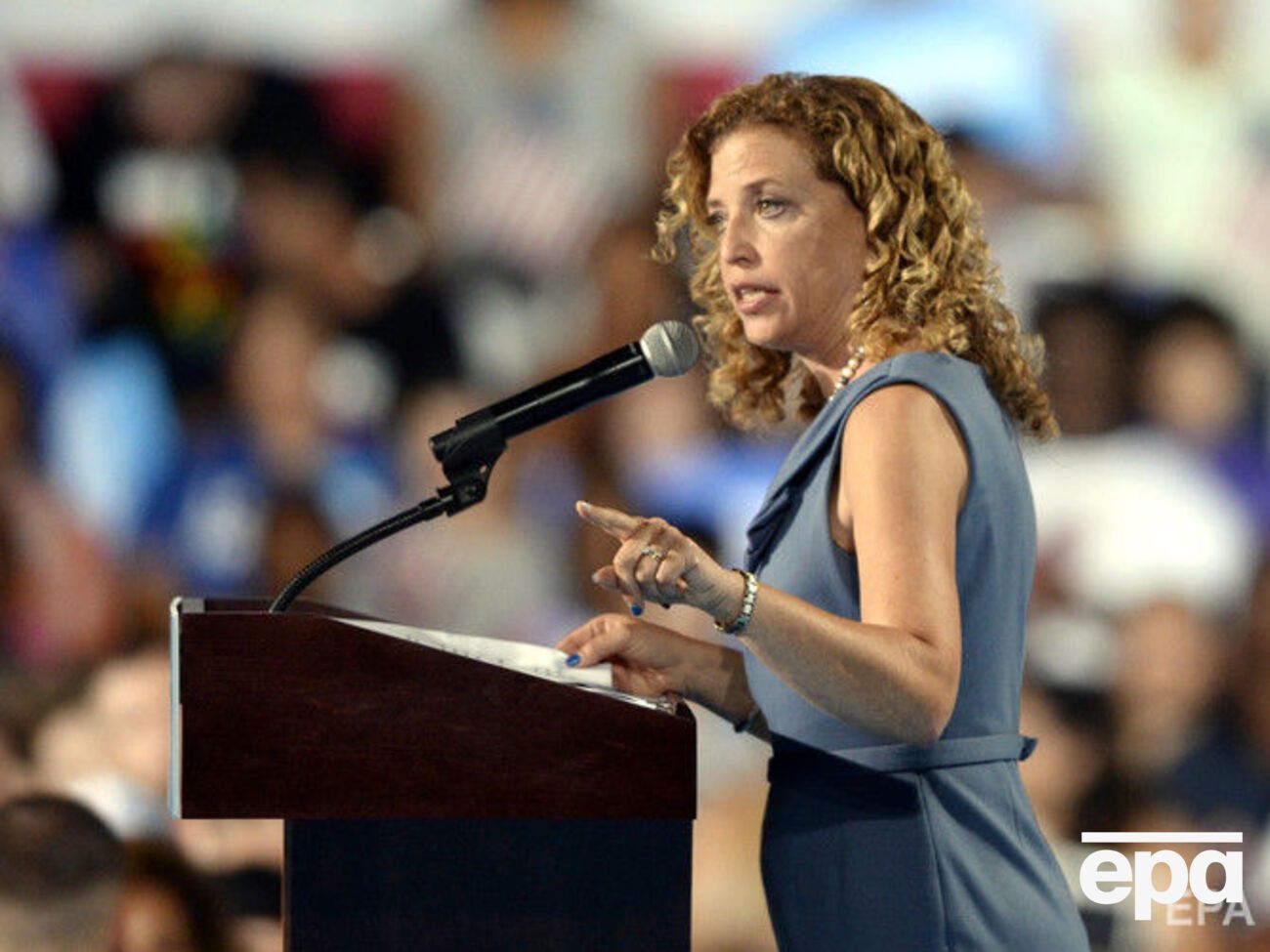 Вассерман-Шульц зазначила, що контактувала із ФБР та іншими структурами, які ведуть розслідування