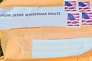 В ФБР подтвердили, что на всех конвертах был указан обратный адрес: "Дебби Вассерман-Шульц, Флорида"