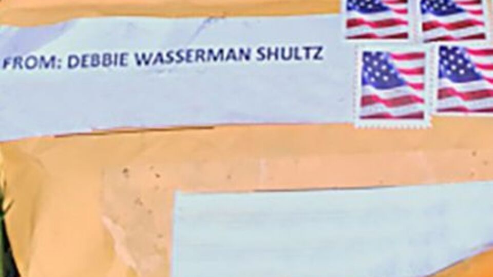В ФБР подтвердили, что на всех конвертах был указан обратный адрес: "Дебби Вассерман-Шульц, Флорида"