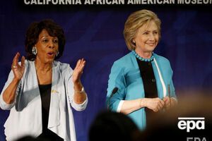 Уотерс (слева) и Клинтон оказались в списке получателей опасных посылок