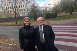 Стивен Шнейбаум с Адрианой Фозекош – одной из защитников Януковича