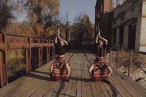 Дівчата танцювали на мосту над річкою