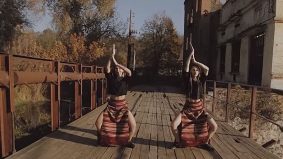 Дівчата танцювали на мосту над річкою