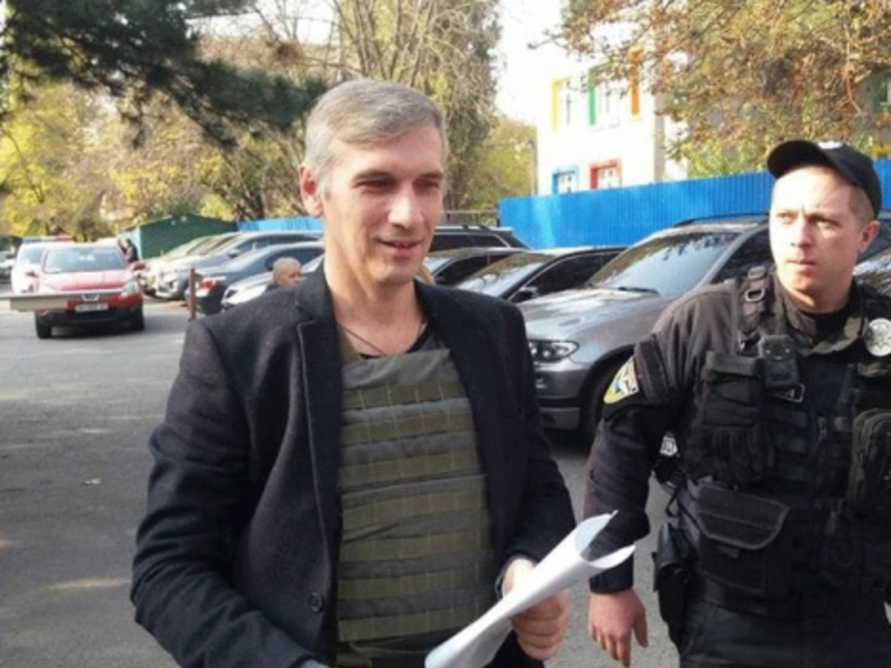 Після нападу Михайлик ходить у бронежилеті й з охороною