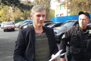 Після нападу Михайлик ходить у бронежилеті й з охороною