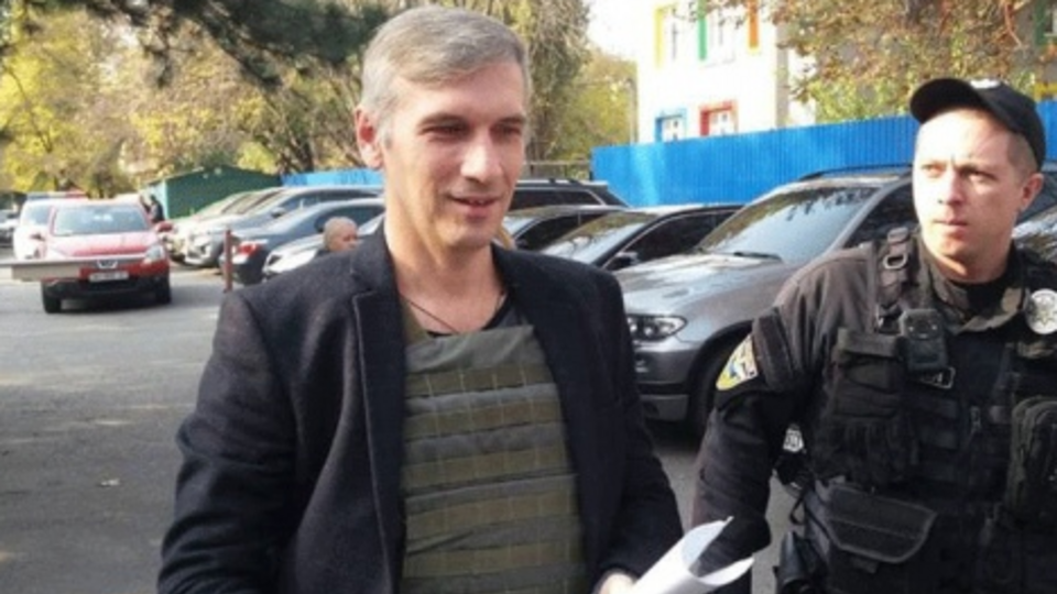 Після нападу Михайлик ходить у бронежилеті й з охороною