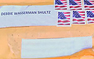 Обратным адресом на конвертах с бомбами значится офис конгрессмена Дебби Вассерман-Шульц