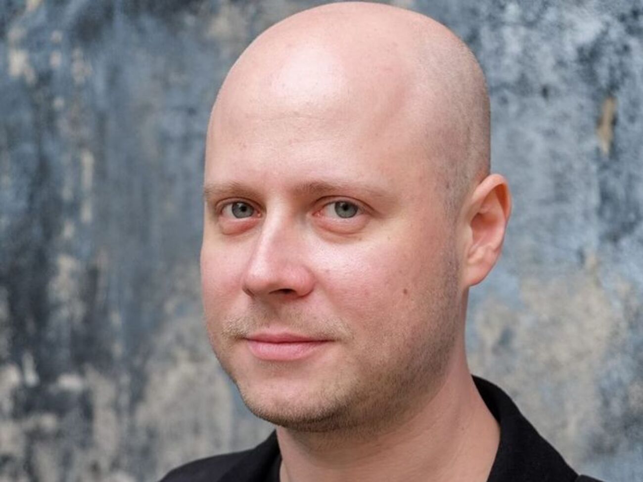 По данным источников "Русской службы ВВС", Колпаков приставал к жене сотрудника