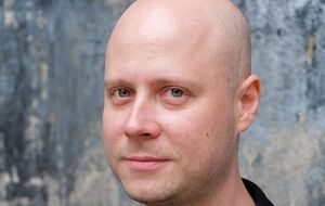 По данным источников "Русской службы ВВС", Колпаков приставал к жене сотрудника