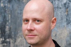 По данным источников "Русской службы ВВС", Колпаков приставал к жене сотрудника